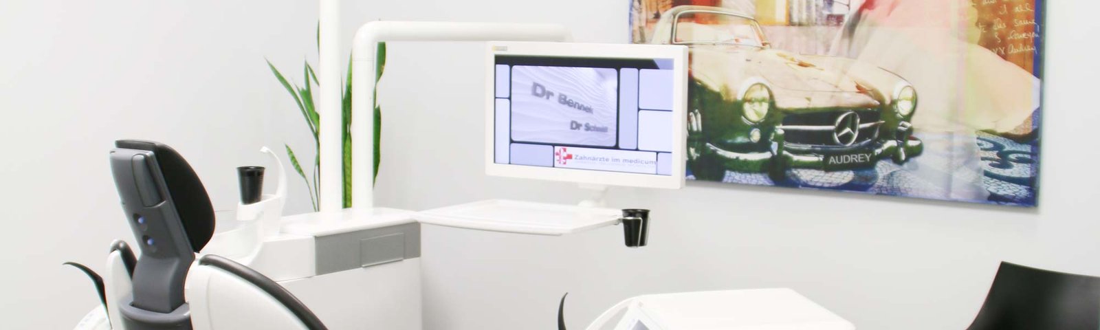 Behandlungszimmer mit modernem Behandlungsstuhl und Bildschirm
